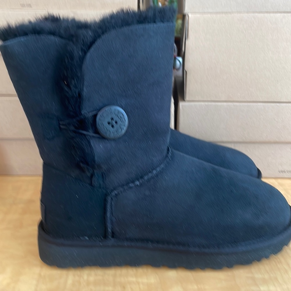 Ugg Women’s Bailey Button Short Boot